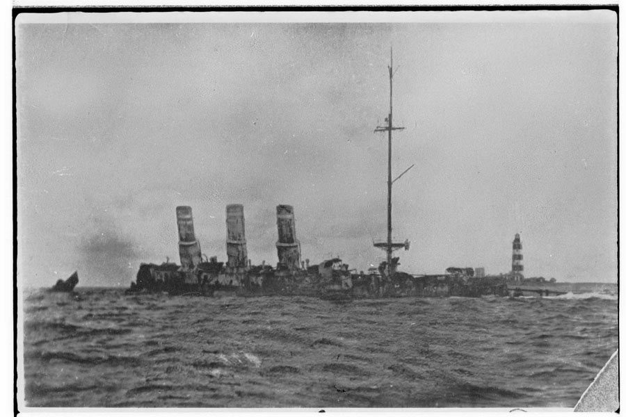 Сожжёный крейсер «Магдебург» на фоне маяка Осмуссаар, 1914 год